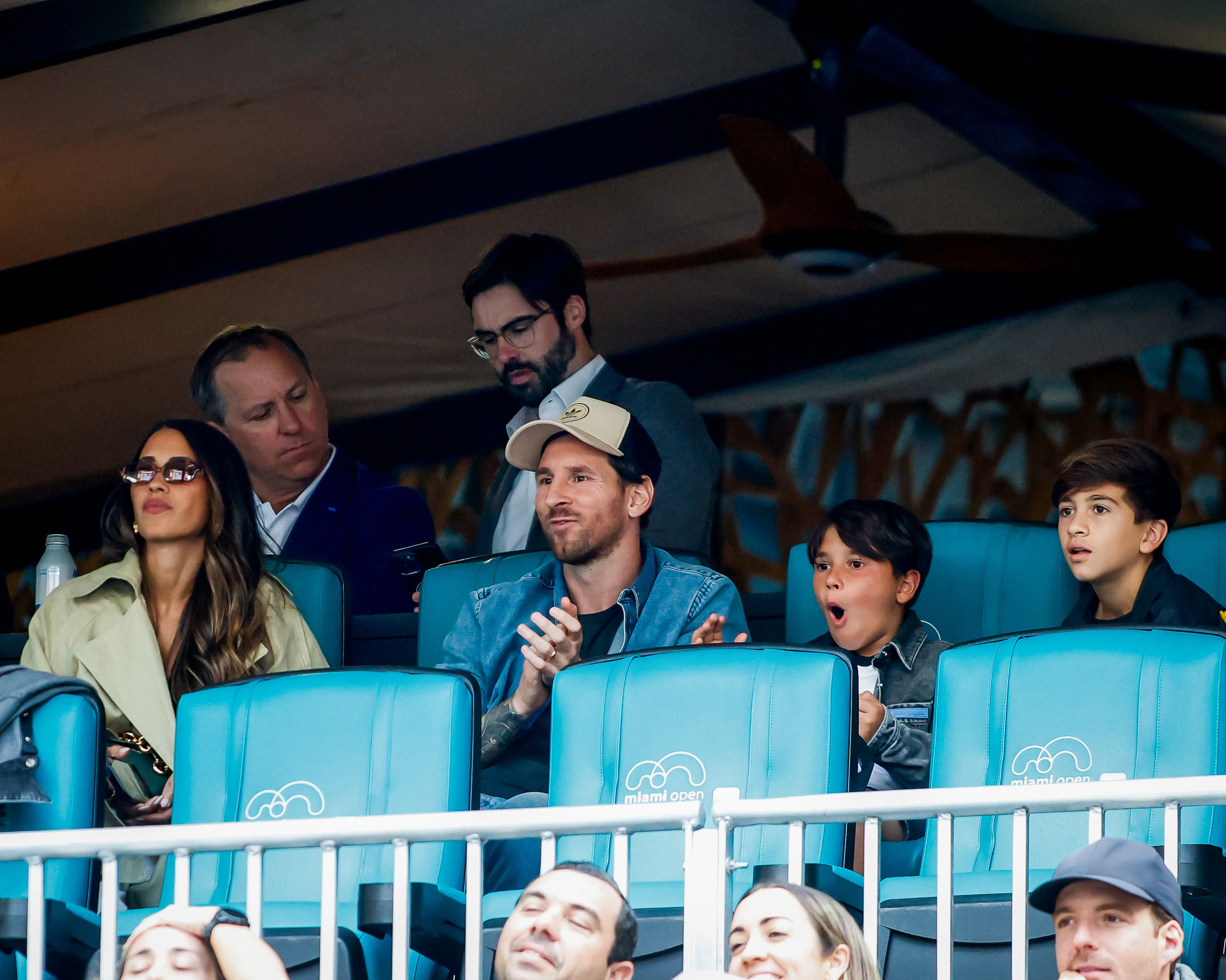 开云-塞尔维亚队观众热烈欢呼！，梅西迎来十赛季出色发挥热度持续攀升-开云